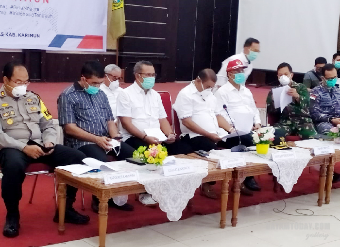 Ketua DPRD Kabupaten Karimun, M. Yusuf Sirat saat sedang melakukan teleconfrence dengan Plt Gubenur Kepri, Isdianto